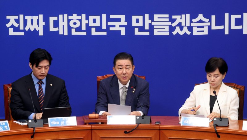 [서울=뉴시스] 조성봉 기자 = 김병기 더불어민주당 당대표 직무대행 겸 원내대표가 2일 오전 서울 여의도 바카라 게임 사이트서 열린 최고위원회의에서 발언을 하고 있다. 2025.07.02.suncho21@newsis.com