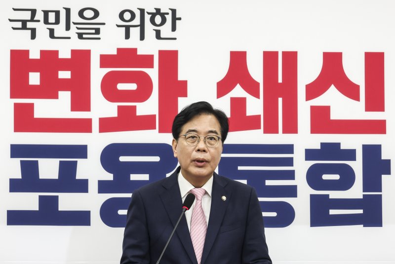 [서울=뉴시스] 고승민 기자 = 송언석 국민의힘 비상대책위원장 겸 원내대표가 2일 서울 여의도 바카라 게임 사이트서 열린 취임 기자회견에서 발언하고 있다. 2025.07.02. kkssmm99@newsis.com