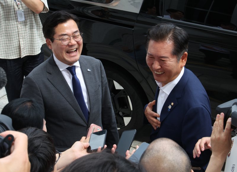 [서울=뉴시스] 김금보 기자 = 더불어민주당 당대표 선거에 출마한 정청래(오른쪽), 박찬대 의원이 2일 오후 서울 여의도 바카라 게임 사이트서 열린 검찰개혁 토론회를 마치고 취재진 질문에 답하고 있다. 2025.07.02. kgb@newsis.com