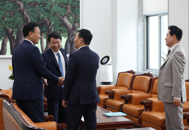 [서울=뉴시스] 고승민 기자 = 더불어민주당 문진석 원내수석부대표와 김용민 법사위 간사, 국민의힘 유상범 원내수석부대표와 장동혁 법사위 간사가 2일 서울 여의도 바카라 게임 사이트서 회동하고 있다. 2025.07.02. kkssmm99@newsis.com