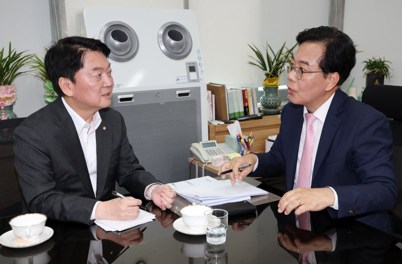 [서울=뉴시스] 고승민 기자 = 송언석(오른쪽) 국민의힘 비대위원장과 안철수 혁신위원장이 2일 서울 여의도 바카라 게임 사이트 국민의힘 원내대표실에서 만나 면담을 하고 있다. (공동취재) 2025.07.02. photo@newsis.com