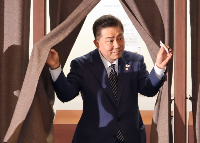 [서울=뉴시스] 김금보 기자 = 김병기 더불어민주당 대표 직무대행 겸 원내대표가 3일 서울 여의도 바카라 게임 사이트서 열린 제426회 국회(임시회) 제4차 본회의에서 총리 임명동의안 기표를 마친 뒤 이동하고 있다. 2025.07.03. kgb@newsis.com