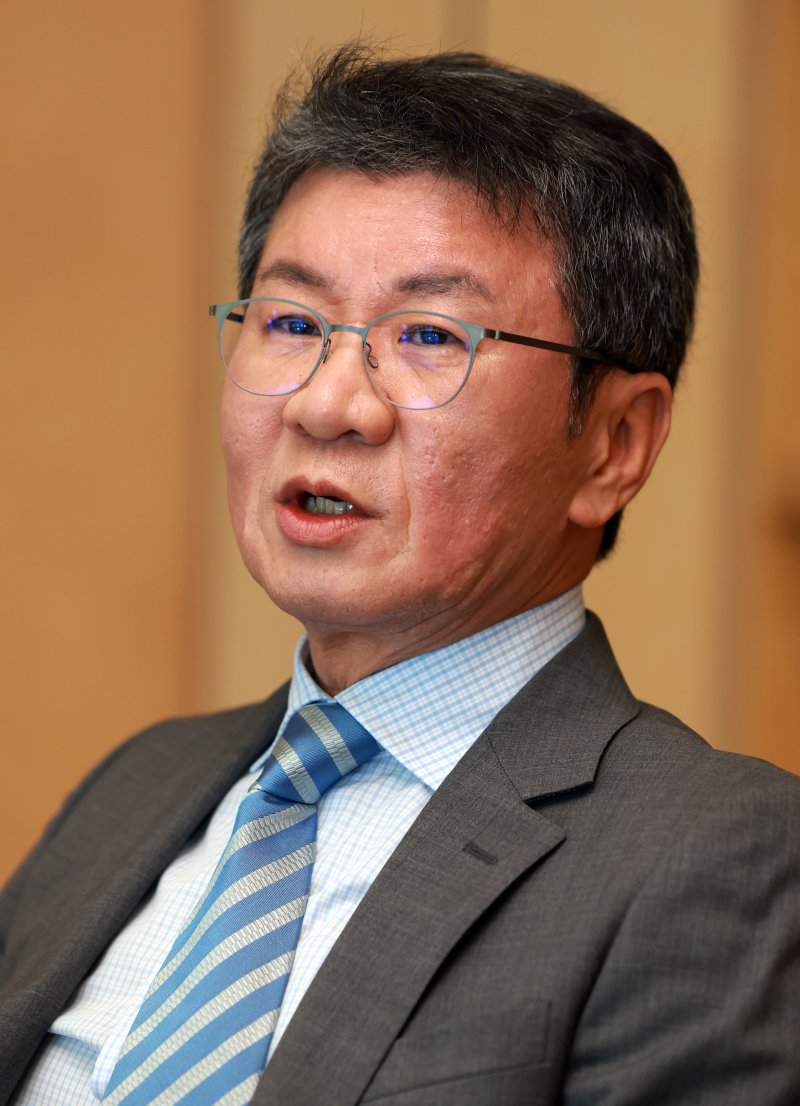 [서울=뉴시스] 이영환 기자 = 바카라 룰 대한축구협회 회장이 지난 3일 서울 종로구 축구회관 집무실에서 뉴시스와 인터뷰를 하고 있다. 2025.07.04. 20hwan@newsis.com