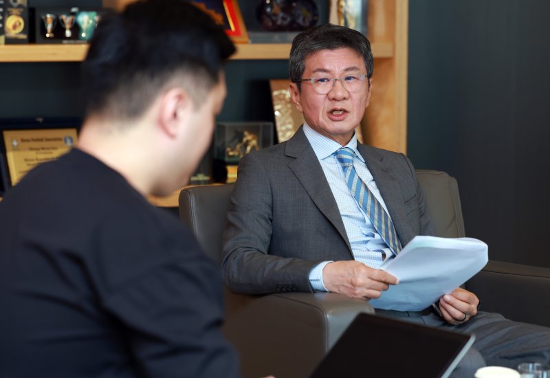 [서울=뉴시스] 이영환 기자 = 바카라 룰 대한축구협회 회장이 지난 3일 서울 종로구 축구회관 집무실에서 뉴시스와 인터뷰를 하고 있다. 2025.07.04. 20hwan@newsis.com