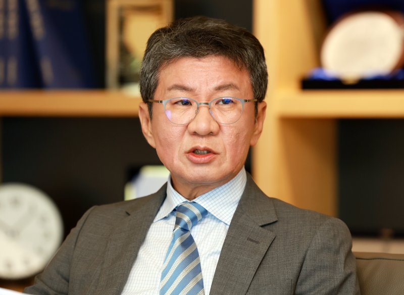 [서울=뉴시스] 이영환 기자 = 바카라 룰 대한축구협회 회장이 지난 3일 서울 종로구 축구회관 집무실에서 뉴시스와 인터뷰를 하고 있다. 2025.07.04. 20hwan@newsis.com