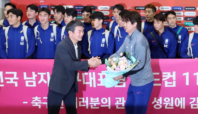 [인천공항=뉴시스] 김선웅 기자 = 이라크 원정 경기에서 승리해 북중미 월드컵 본선 진출에 성공한 축구 국가대표팀 홍명보 감독이 6일 인천국제공항을 통해 귀국해 바카라 룰 대한축구협회장으로부터 꽃다발을 전달받고 있다. 2025.06.06. mangusta@newsis.com