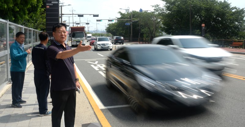 [전주=뉴시스] 김얼 기자 = 전북 전주시 덕진구 남양아파트 관계자들이 추천로를 지나는 많은 차량의 시스템 베팅을 설명하고 있다. 2025.07.04. pmkeul@newsis.com