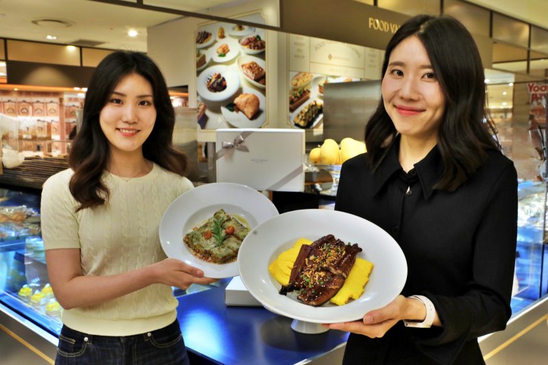 [서울=뉴시스]롯데소셜카지노이 지난 2일 본점 지하 1층 식품관에서 '롯데호텔 프리미엄 보양식'팝업 행사를 열었다(사진=롯데백화점 제공) *재판매 및 DB 금지
