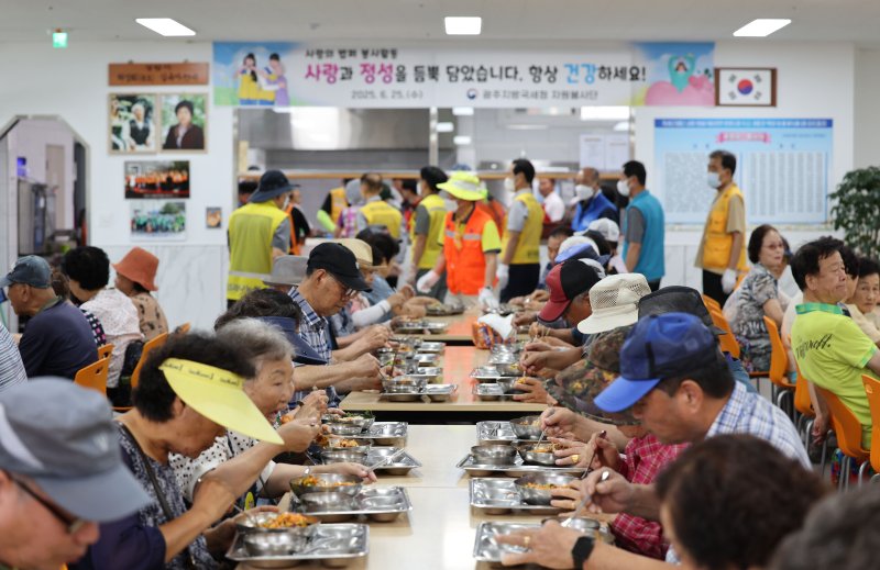 폭염이 이어지고 있는 4일 오전 광주 남구 서동에 있는 바카라 사이트를 찾은 어르신들이 대기 끝에 식사하고 있다. 2025.7.4/뉴스1 ⓒ News1 박지현 기자
