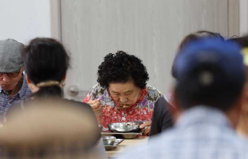 폭염이 이어지고 있는 4일 오전 광주 남구 서동에 있는 바카라 사이트를 찾은 어르신들이 식사하고 있다. 2025.7.4/뉴스1 ⓒ News1 박지현 기자