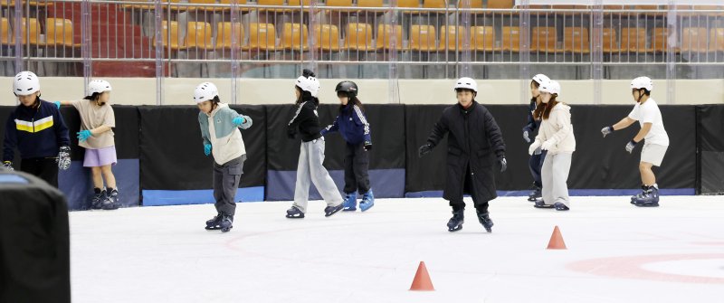연일 폭염이 기승을 부리고 있는 2일 소닉카지노 전주시 화산체육관 빙상경기장을 찾은 어린이들이 스케이트를 타며 더위를 식히고 있다. 2025.7.2/뉴스1 ⓒ News1 유경석 기자