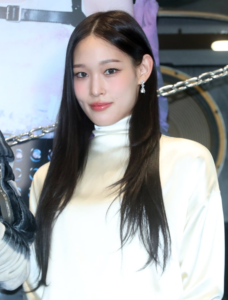 [서울=뉴시스] 김혜진 기자 = 신인 혼성 그룹 올카지노사이트 프로젝트 애니가 23일 오후 서울 강남구 일상비일상의틈byU+에서 열린 ALLDAY PROJECT(올카지노사이트 프로젝트) 데뷔 기념 팝업 스토어 오픈 행사에서 포즈를 취하고 있다. 2025.06.23. jini@newsis.com