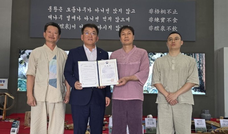 [예천=뉴시스] 성주경씨가 국가멤버십카지노 '궁시장' 이수자 선정 증서를 받고 있다. (사진=예천군 제공) 2025.07.05. photo@newsis.com *재판매 및 DB 금지