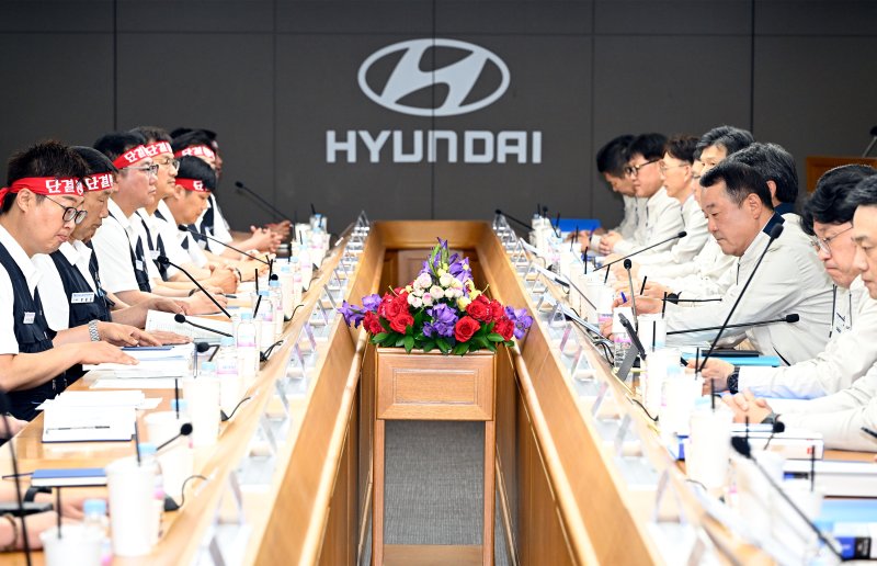[울산=뉴시스] 구미현 기자 = 현대자동차 노사가 18일 울산공장 본관 동행룸에서 2025년 임금 및 단체협약을 위한 상견례를 하고 있다. 이날 상견례에는 이동석 브랜드토토 대표이사와 서쌍용 전국금속노조부위원장, 문용문 브랜드토토 노조지부장 등 노사 교섭 대표 등 약 70명이 참석했다. (사진=브랜드토토 제공) 2025.06.18. photo@newsis.com *재판매 및 DB 금지