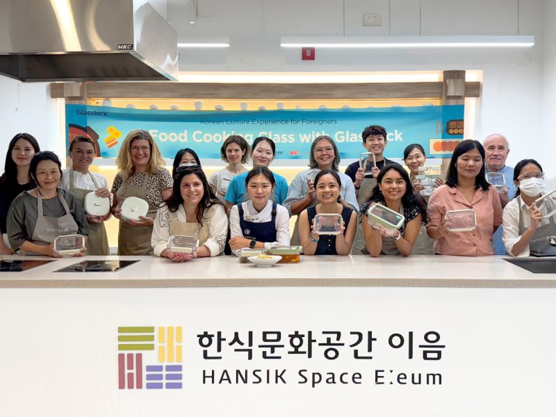 [서울=뉴시스] 지난 3일 서울 종로구 한식문화공간 이음에서 해외 바카라 사이트솔루션과 한식진흥원이 함께 진행한 쿠킹클래스에 참가한 외국인들이 기념촬영을 하고 있다 (사진= 글라스락 제공)