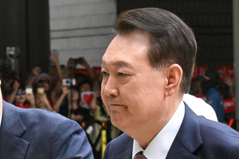 [서울=뉴시스] 사진공동취재단 = 윤석열 전 대통령이 5일 12·3 비상계엄과 관련한 내란·외환 사건을 수사하는 내란 특검의 2차 소환 벳위즈를 받기 위해 출석했다. 윤 전 대통령은 첫 벳위즈때와 마찬가지로 취재진 질문에 아무런 답을 하지 않았다. 사진은 윤석열 전 대통령이 3일 서울 서초구 서울중앙지방법원에서 열린 내란 우두머리 혐의·직권남용 권리행사 방해 혐의 사건 9차 공판에 출석하는 모습. 2025.07.03. photo@newsis.com