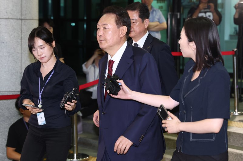 윤석열 전 대통령이 29일 새벽 서울 서초구 서울고등검찰청 청사에 마련된 내란사설 카지노 사무실에서 피의자 신분으로 조사를 마친 뒤 귀가하고 있다.(공동취재) 2025.6.29/뉴스1 ⓒ News1 김성진 기자