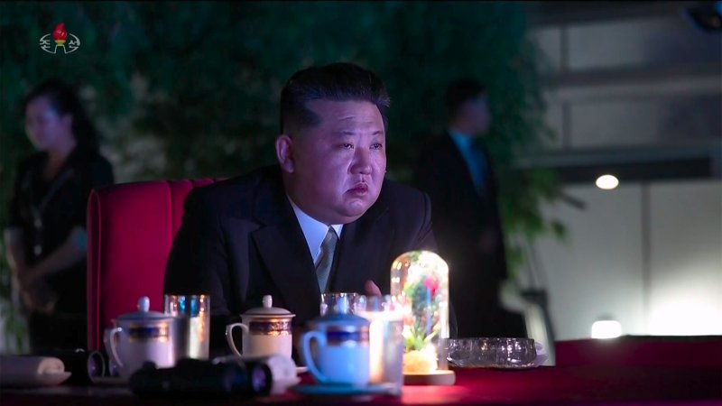 [서울=뉴시스] 김정은 북한 국무위원장이 지난 24일 아내 리설주, 딸 주애와 함께 원산갈마해안관광지구 준공식에 참석했다고 조선중앙TV가 26일 보도했다. 리 여사가 공개 석상에 모습을 드러낸 것을 1년 6개월 만이다. (사진=조선중앙TV 캡쳐) 2025.06.26. photo@newsis.com