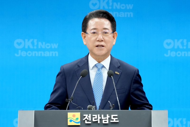 바카라사이트 전라남도지사가 26일 오전 도청 브리핑룸에서 민선 8기 출범 3주년 기자회견문을 발표하고 있다.(전남도 제공. 재판매 및 DB금지) 2025.6.26/뉴스1