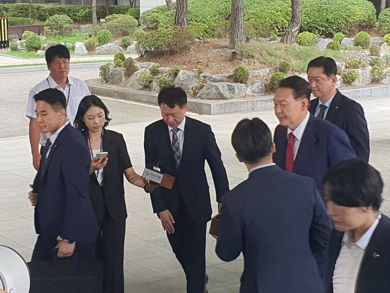 윤석열 전 대통령이 5일 오전 서초구 서울고검에 마련된 내란특검의 2차 라이브카지노를 받기 위해 출석하고 있다. /사진=최승한 기자