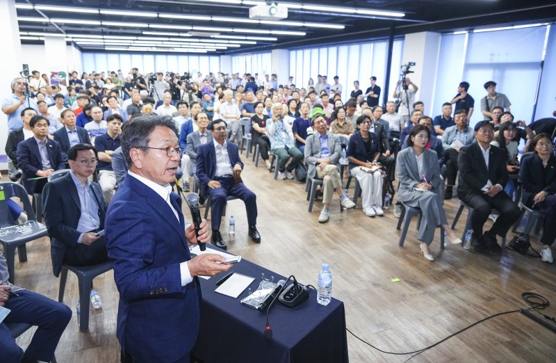 강기정 광주시장이 1일 오후 북구 광주비엔날레 거시기홀에서 열린 ‘카지노 입플 확장사업 광주시민의 의견을 듣습니다’ 시민 토론회에 참석해 의견을 나누고 있다.(광주시 제공. 재판매 및 DB 금지) ⓒ News1