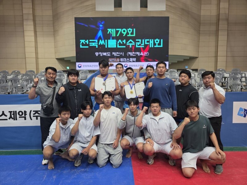 여수공고 씨름부 학생들이 단체 기념사진을 찍고 있다. (전남도판도라토토청 제공, 재판매 및 DB 금지)/뉴스1