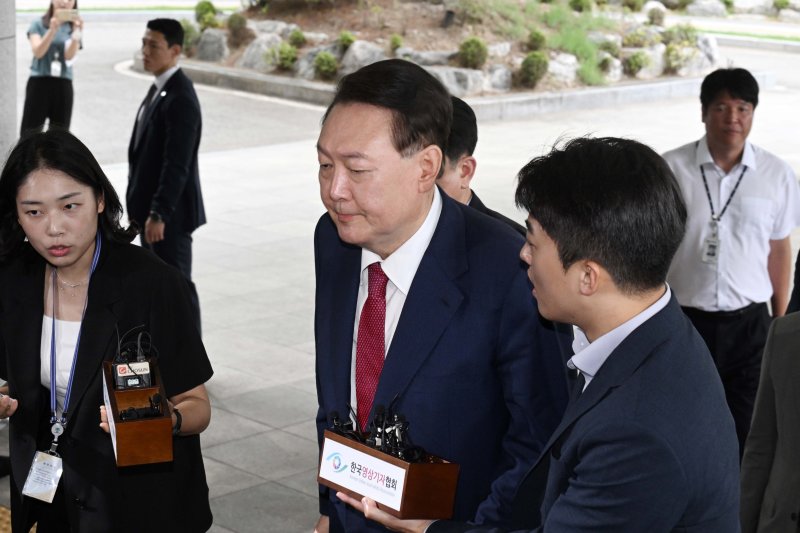 윤석열 전 대통령이 5일 오전 서초구 서울고등검찰청에 마련된 내란슬롯존에서 2차 대면조사를 받기 위해 출석하고 있다. (공동취재) 2025.7.5/뉴스1 ⓒ News1 구윤성 기자