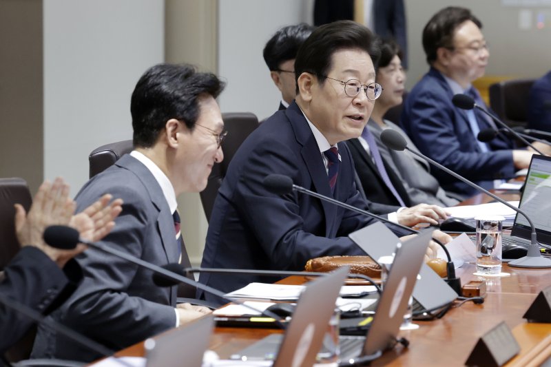 [서울=뉴시스] 최동준 기자 = 이재명 슬롯이 5일 서울 용산 슬롯실 청사에서 열린 국무회의에서 김민석 국무총리 환영 발언을 하고 있다. 2025.07.05. photocdj@newsis.com