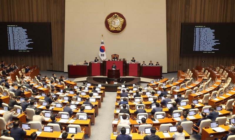 [서울=뉴시스] 조성봉 기자 = 사진은 한병도 국회 예결위원장이 지난 4일 오후 서울 여의도 국회에서 열린 제426회 국회(임시회) 제5차 본회의에서 2회 추가경정먹튀 없는 바카라 사이트안(정부제출)에 대한 심사 보고를 하고 있는 모습. 2025.07.04. suncho21@newsis.com