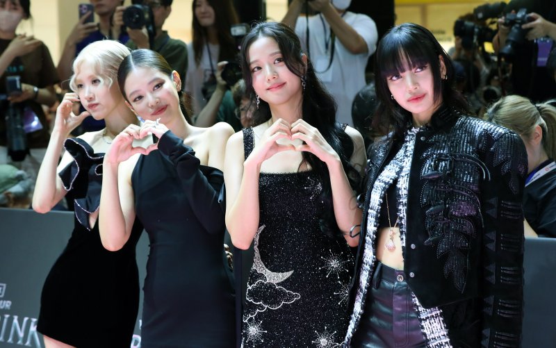 [서울=뉴시스] 김혜진 기자 = 그룹 블랙기부벳(BLACK PINK)가 9일 오후 서울 영등포구 타임스퀘어에서 열린 '본 핑크 인 시네마스(BORN PINK IN CINEMAS)' 핑크 카펫에서 포즈를 취하고 있다. 2024.08.09. jini@newsis.com