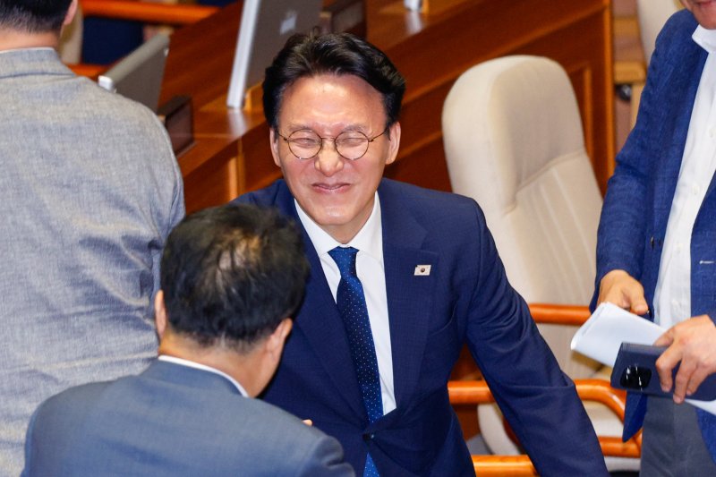 김민석 국무슬롯 꽁 머니가 4일 오후 서울 여의도 국회에서 추경안 통과를 위해 열린 제426회국회(임시회) 제5차 본회의가 산회된 뒤 의원들과 인사를 나누고 있다. 2025.7.4/뉴스1 ⓒ News1 안은나 기자