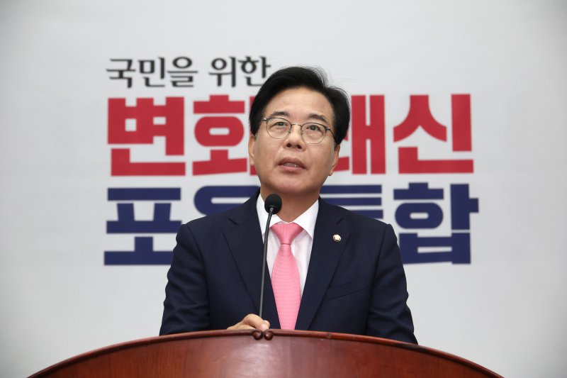 [서울=뉴시스] 김금보 기자 = 슬롯 사이트 국민의힘 비상대책위원장 겸 원내대표가 4일 서울 여의도 국회에서 열린 긴급의원총회에서 발언하고 있다. 2025.07.04. kgb@newsis.com