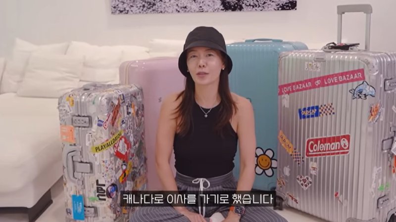 [서울=뉴시스] 방송인 온라인 카지노 사이트은 4일 자신의 유튜브 채널을 통해 캐나다 이민을 결심한 이유를 설명했다. (사진=유튜브 채널 '이게 바로 안선영' 화면 캡처) 2025.07.05 photo@newsis.com *재판매 및 DB 금지