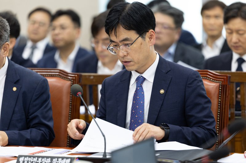 김민재 행정안전부 차관이 바카라 베팅 서울 여의도 국회에서 열린 국회 행정안전위원회 전체회의에 참석해 자료를 살펴보고 있다. 2025.7.1/뉴스1 ⓒ News1 이승배 기자