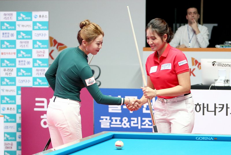 [서울=뉴시스] 2022~2023시즌 월드챔피언십 결승에서 맞대결을 벌인 김가영(왼쪽)과 애니타임 카지노 피아비. (사진 = 프로당구협회 제공) *재판매 및 DB 금지