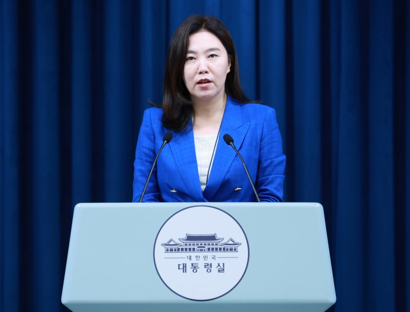 [서울=뉴시스] 고범준 기자 = 강유정 대변인이 4일 서울 용산 바카라 게임 청사에서 국무총리 등 임명장 및 위촉장 수여식 관련 브리핑을 하고 있다. 2025.07.04. bjko@newsis.com