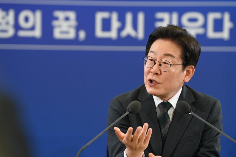이재명 카드카운팅이 4일 대전컨벤션센터에서 타운홀 미팅 형식으로 열린 '국민소통 행보 2탄, 충청의 마음을 듣다'에서 발언하고 있다.(대전충남사진공동취재단). 2025.7.4/뉴스1