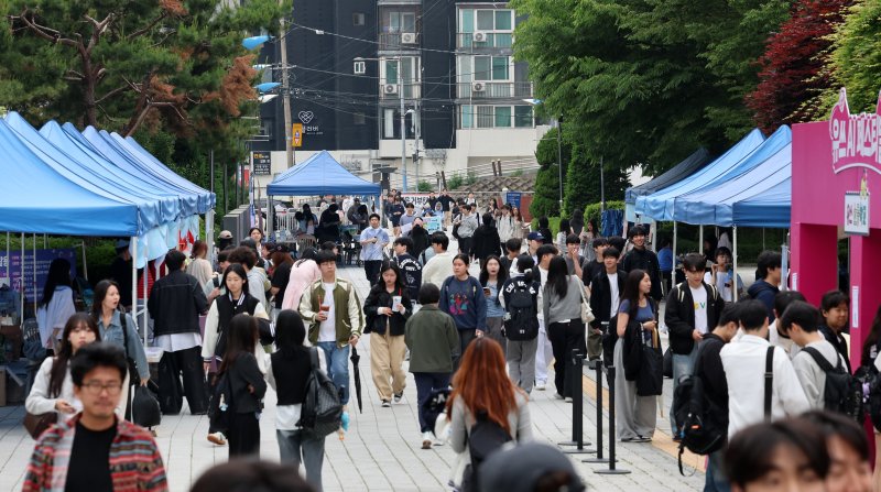 [비트코인카지노=뉴시스] 이영환 기자 = 19일 비트코인카지노 동작구 중앙대학교 비트코인카지노캠퍼스에서 학생들이 축제를 즐기고 있다. 2025.05.19. 20hwan@newsis.com