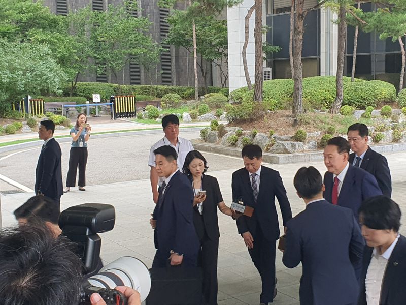 윤석열 전 대통령이 5일 오전 서초구 서울고검에 마련된 내란특검의 2차 블랙잭를 받기 위해 출석하고 있다. /사진=최승한 기자