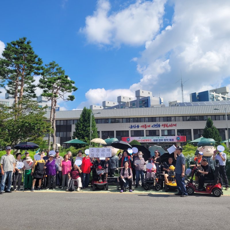 [논산=뉴시스]충남 슬롯사이트 인근 아파트 주민들이 시청 앞 정문에서 1년 2개월째 이어지고 있는 방송 시위 때문에 일상생활이 무너졌다며 시위현장을 찾아 집단 행동을 벌이고 있다. 2025. 07. 05 photo@newsis.com *재판매 및 DB 금지
