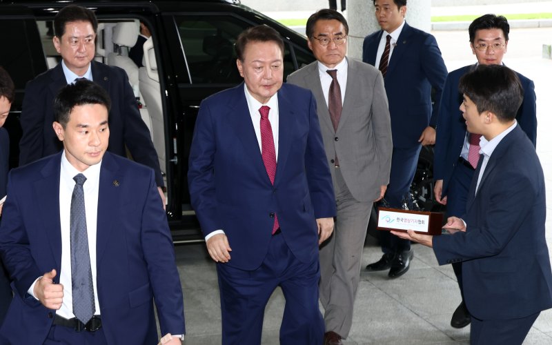 [서울=뉴시스] 배훈식 기자 = 윤석열 전 대통령이 5일 오전 서초구 서울고등검찰청에 마련된 내란특검에서 2차 대면카지노 룰렛 사이트를 받기 위해 출석하고 있다. (공동취재) 2025.07.05. photo@newsis.com