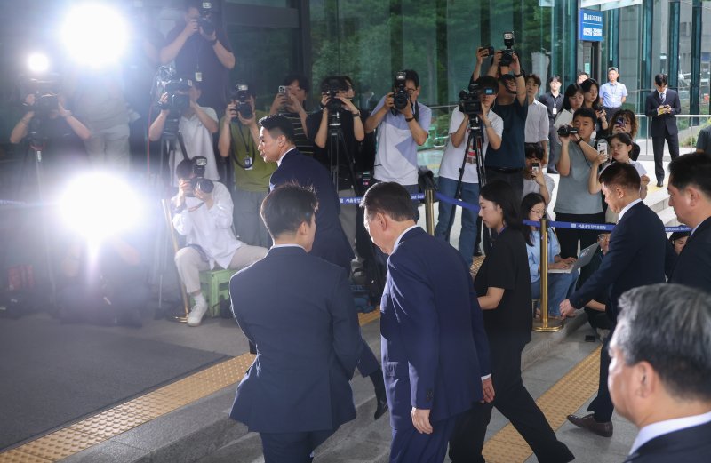 [서울=뉴시스] 배훈식 기자 = 윤석열 전 대통령이 5일 오전 서초구 서울고등검찰청에 마련된 내란특검에서 2차 대면카지노 룰렛 사이트를 받기 위해 출석하고 있다. (공동취재) 2025.07.05. photo@newsis.com