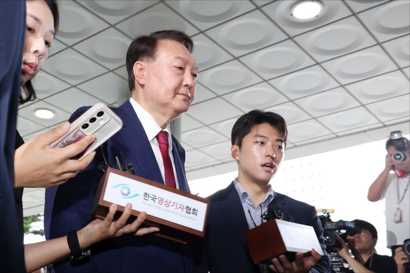 [서울=뉴시스] 배훈식 기자 = 윤석열 전 대통령이 5일 오전 서초구 서울고등검찰청에 마련된 내란특검에서 2차 대면카지노 룰렛 사이트를 받기 위해 출석하며 취재진의 질문에는 입을 닫고 있다. (공동취재) 2025.07.05. photo@newsis.com