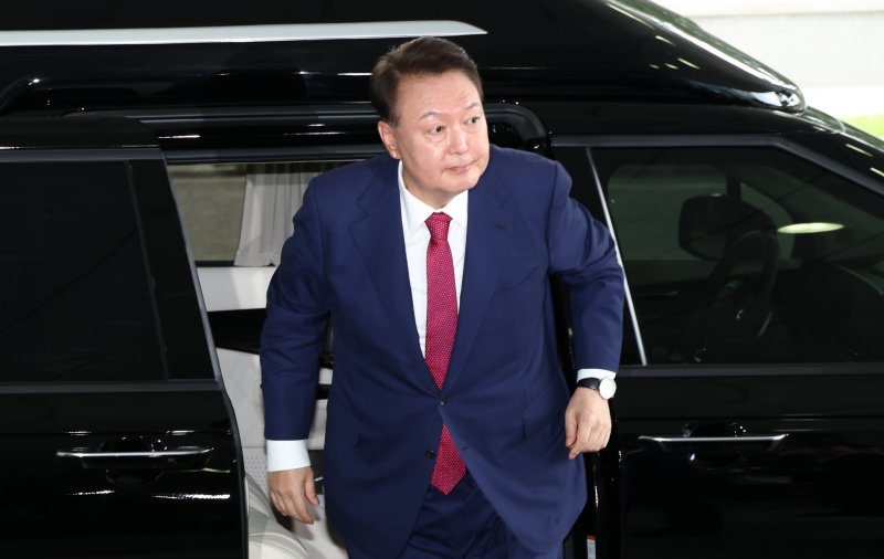 [서울=뉴시스] 배훈식 기자 = 윤석열 전 대통령이 5일 오전 서초구 서울고등검찰청에 마련된 내란특검에서 2차 대면카지노 룰렛 사이트를 받기 위해 출석하고 있다. (공동취재) 2025.07.05. photo@newsis.com