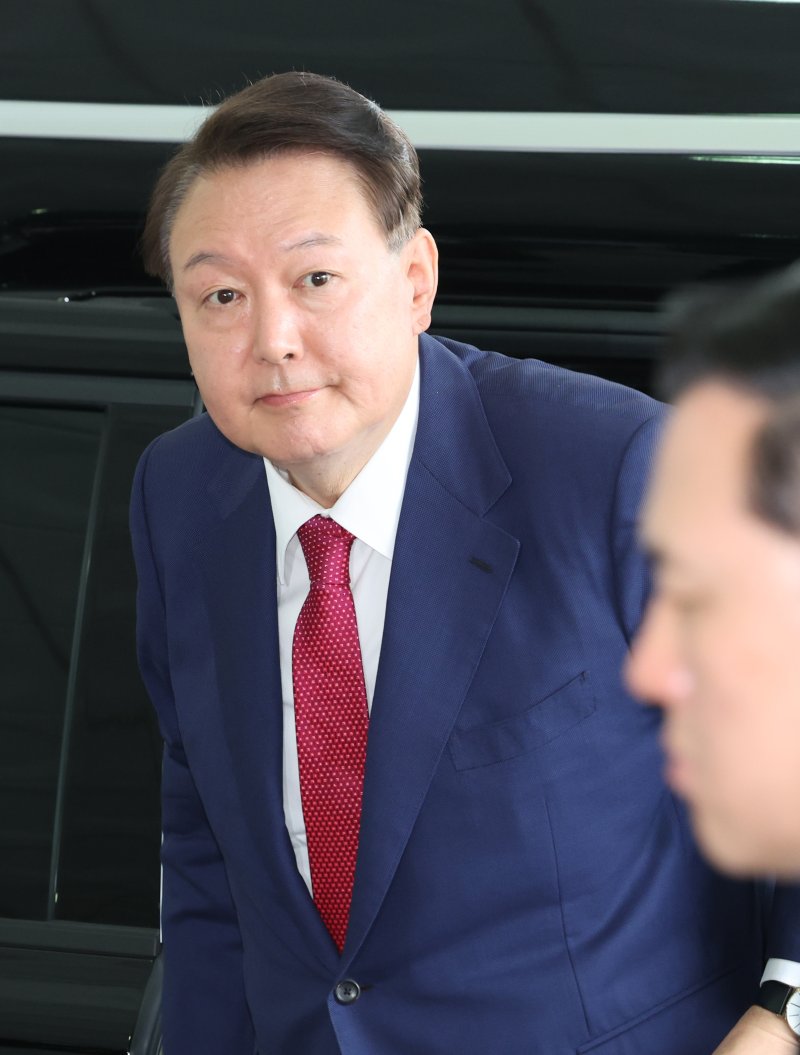 [서울=뉴시스] 배훈식 기자 = 윤석열 전 대통령이 5일 오전 서울 서초구 서울고등검찰청에 마련된 내란 카지노 룰렛 사이트 사무실로 출석하고 있다. 2025.07.05. dahora83@newsis.com