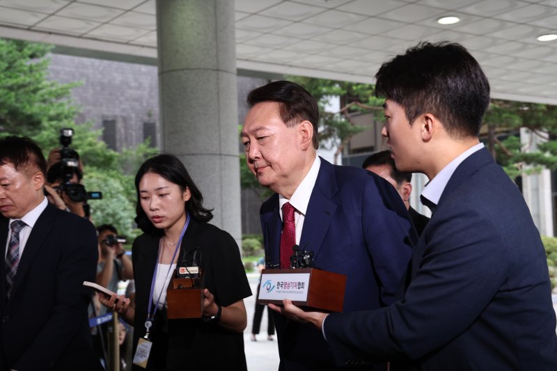 [서울=뉴시스] 배훈식 기자 = 윤석열 전 대통령이 5일 오전 서울 서초구 서울고등검찰청에 마련된 내란 카지노 룰렛 사이트 사무실로 출석하며 취재진의 질문에 답하지 않고 있다. (공동취재) 2025.07.05. photo@newsis.com