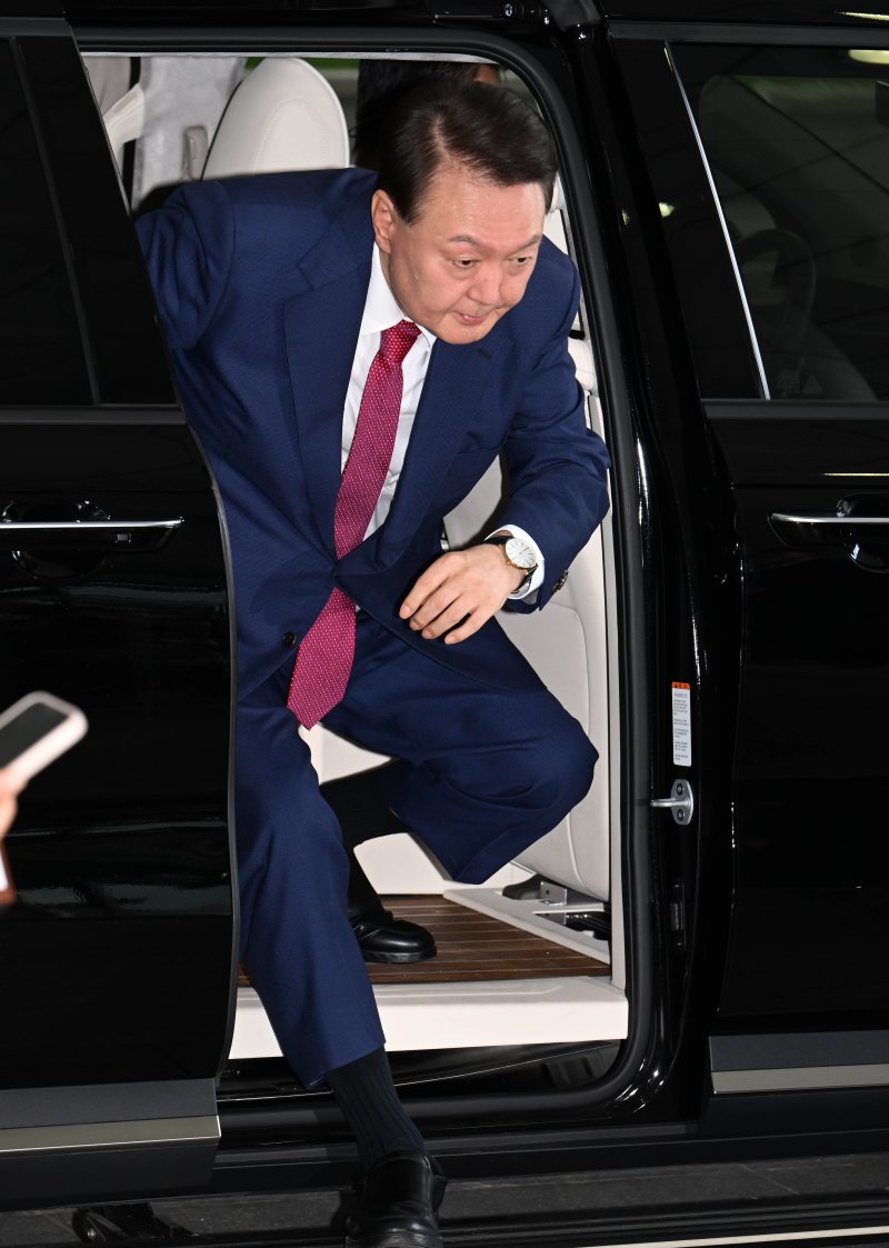 [서울=뉴시스] 배훈식 기자 = 윤석열 전 대통령이 5일 오전 서초구 서울고등검찰청에 마련된 내란특검에서 2차 대면카지노 룰렛 사이트를 받기 위해 출석하고 있다. (공동취재) 2025.07.05. photo@newsis.com