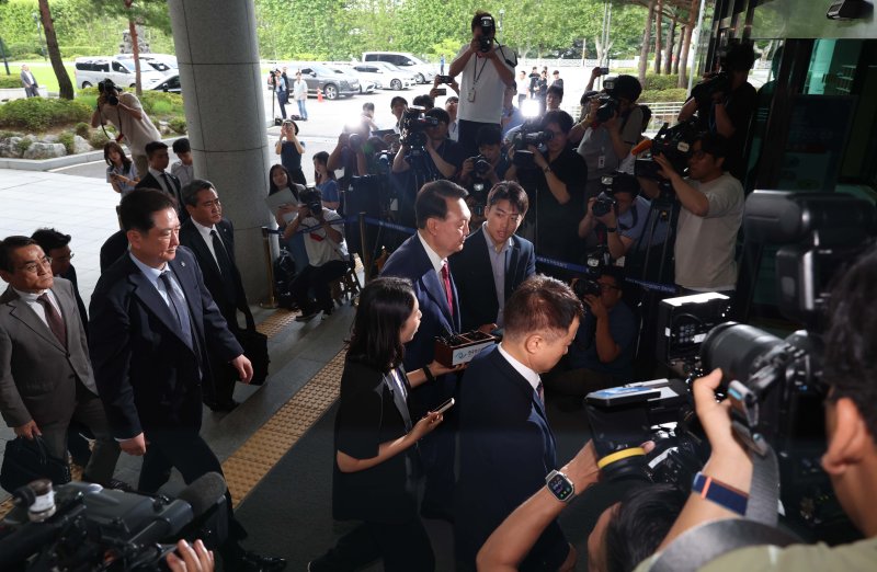 [서울=뉴시스] 배훈식 기자 = 윤석열 전 대통령이 5일 오전 서초구 서울고등검찰청에 마련된 내란특검에서 2차 대면카지노 룰렛 사이트를 받기 위해 출석하고 있다. (공동취재) 2025.07.05. photo@newsis.com