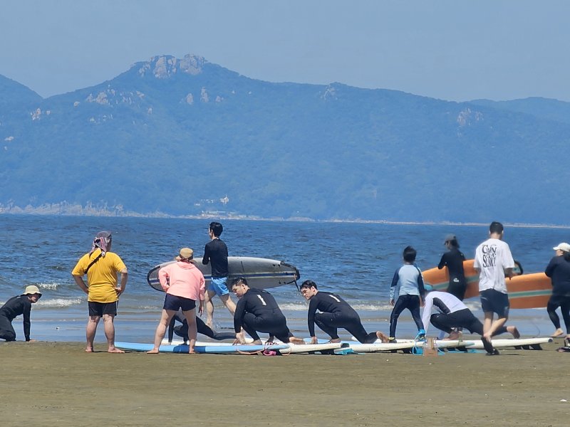 5일 낮 12시 부산 다대포 다인카지노에서 피서객들이 서핑 강습을 받고 있다. ⓒ 뉴스1 박민석 기자
