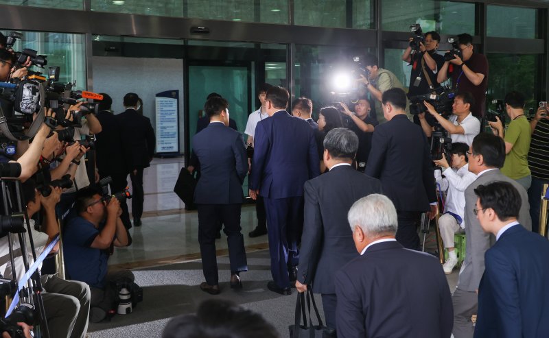 [서울=뉴시스] 배훈식 기자 = 윤석열 전 대통령이 5일 오전 서초구 서울고등검찰청에 마련된 내란특검에서 2차 대면카지노 룰렛 사이트를 받기 위해 출석하고 있다. (공동취재) 2025.07.05. photo@newsis.com